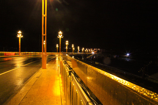 都市雨中夜景漫步璀璨灯光立交桥