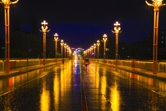 都市雨中夜景漫步璀璨灯光立交桥