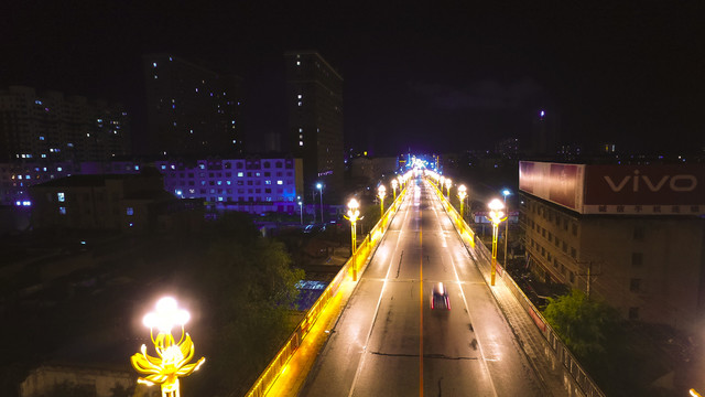 都市雨中夜景漫步璀璨灯光立交桥