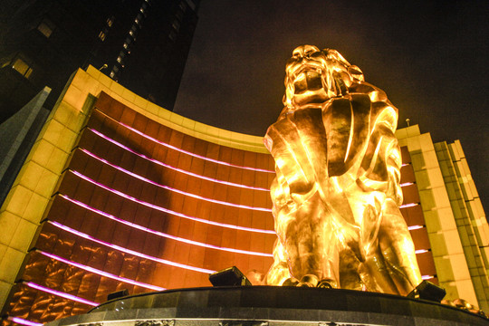 澳门美高梅酒店和狮子雕塑夜景