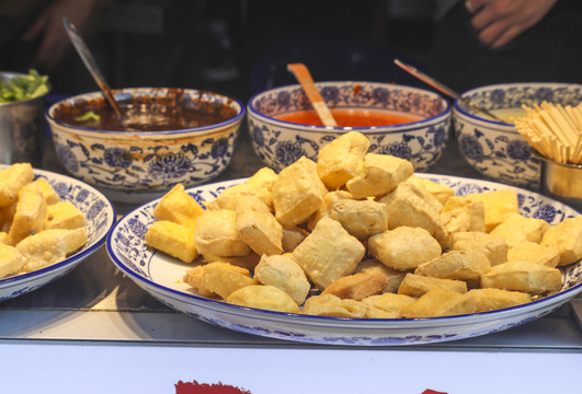 上海地方美食小吃油炸臭豆腐