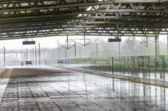 雨中高铁站