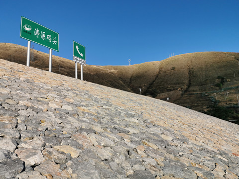 堤坝自然石护坡