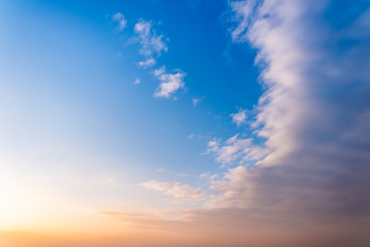 夕阳西下的天空