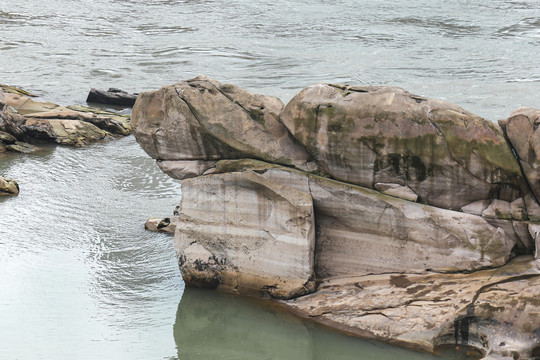 重庆南滨路江面的神龟石