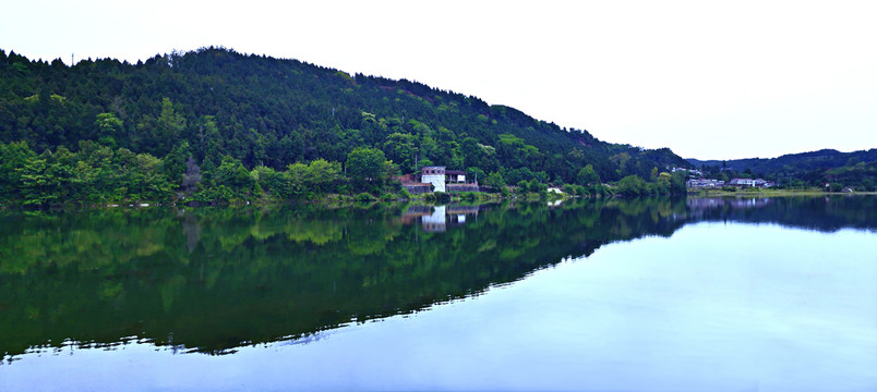 青山旧式水塔和倒影