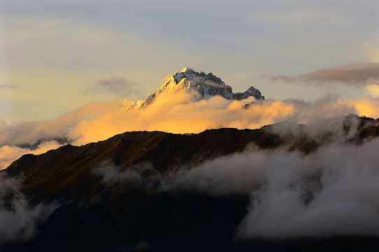 西藏雪山