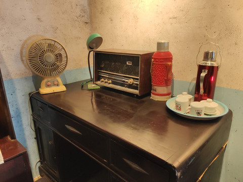 老木桌收音机