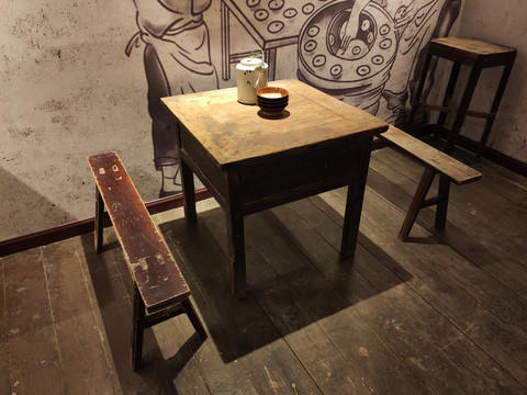 老式木桌长凳
