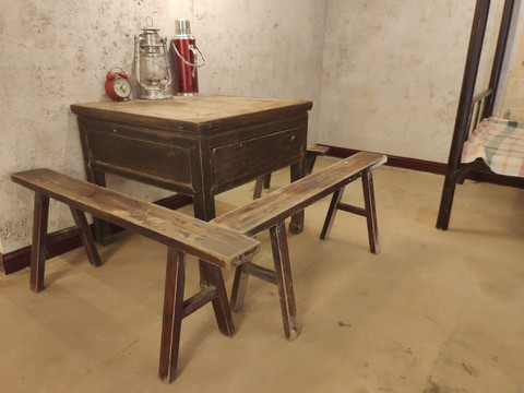 老式木桌子长板凳