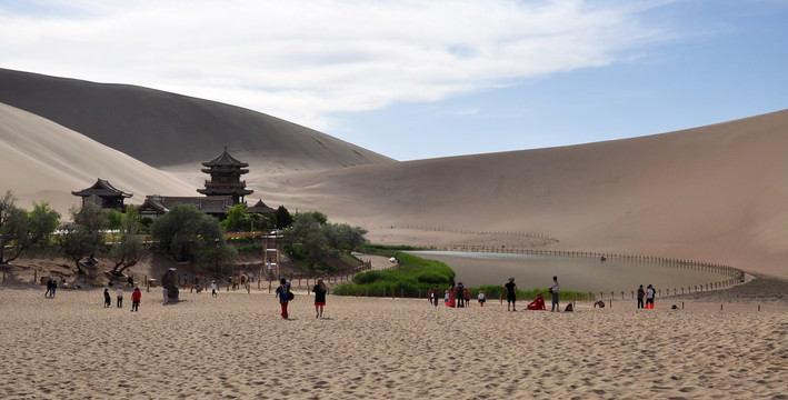 鸣沙山月牙泉