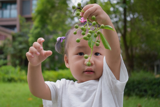 玩果果的小女孩