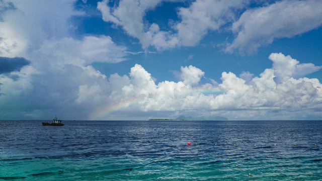 彩虹与海上的小船
