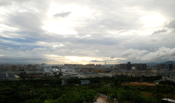 城镇晚霞天空