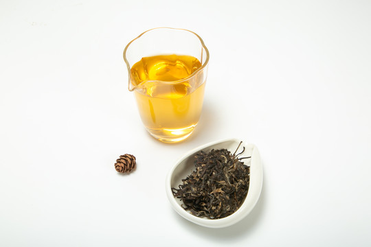 普洱生茶干茶茶针和茶汤组合