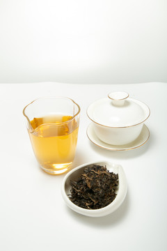 普洱生茶干茶盖碗和茶汤组合