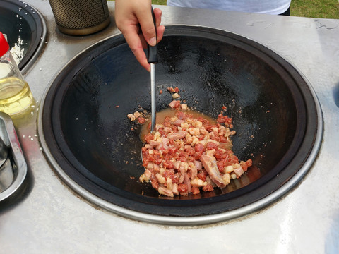 铁锅炒肉