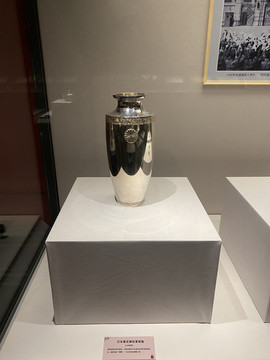 日本菊花御纹章银瓶