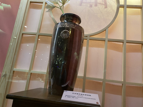 日本菊花御纹章银瓶
