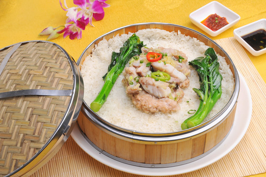 肉饼咸鲈鱼蒸饭