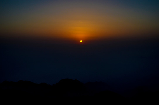 高山夕阳山影