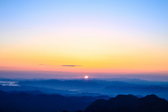 夕阳山影