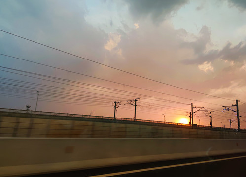 高速公路晚霞电网