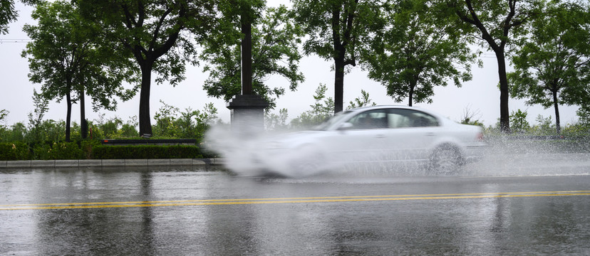 雨中汽车