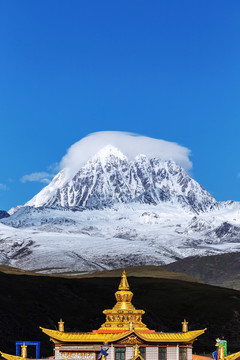 川西雅拉雪山下的塔公寺金顶