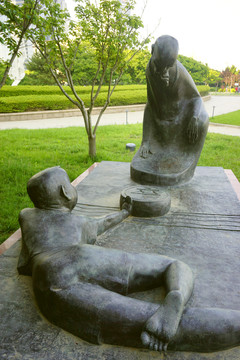 青岛海趣园雕塑下中国象棋