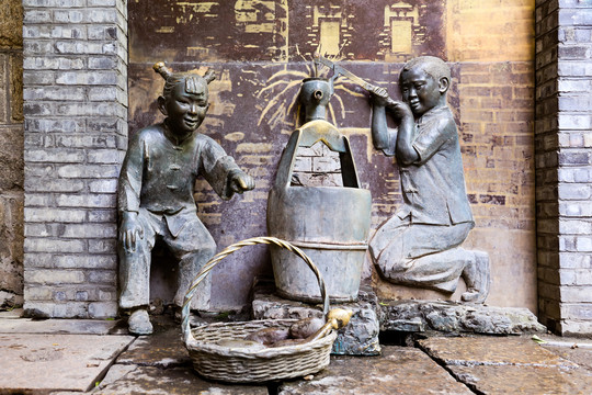 泉城济南用压井取水的儿童雕塑