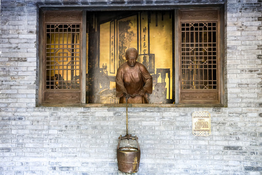 济南泉城隔窗取水场景雕塑
