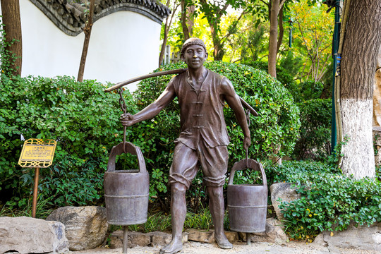 济南泉城挑泉水的男子雕塑