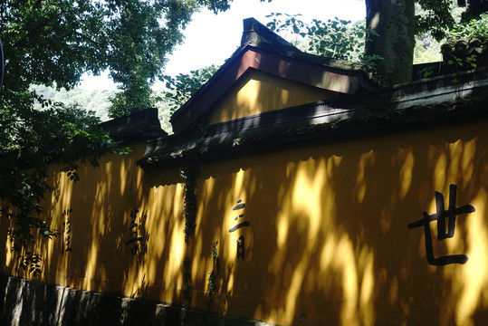 佛教寺庙黄色墙壁