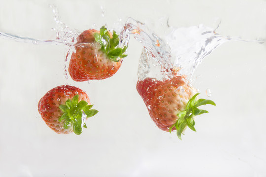 三个在水中习舞的草莓