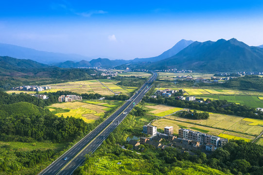 航拍金色山村田野