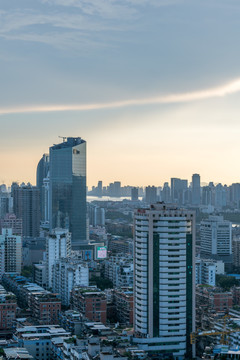 厦门城市天际线黄昏风景和高架桥