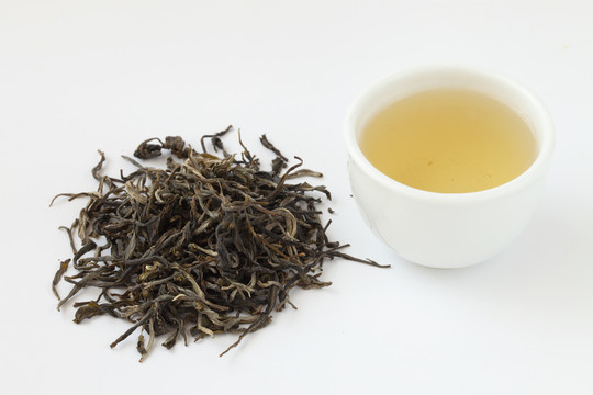 古树茶茶叶和清亮的茶汤