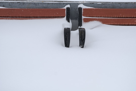 大雪覆盖下长椅