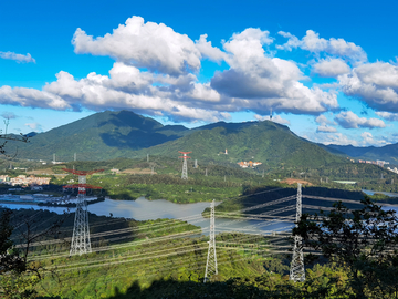 蓝天白云下的梧桐山