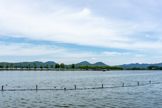 湖泊远山