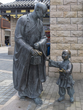 佛陀与小孩雕像