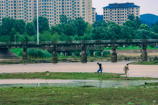 暴雨过后的汶河水