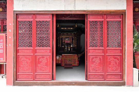 中式古建筑红色木门