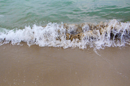 海浪涌上沙滩