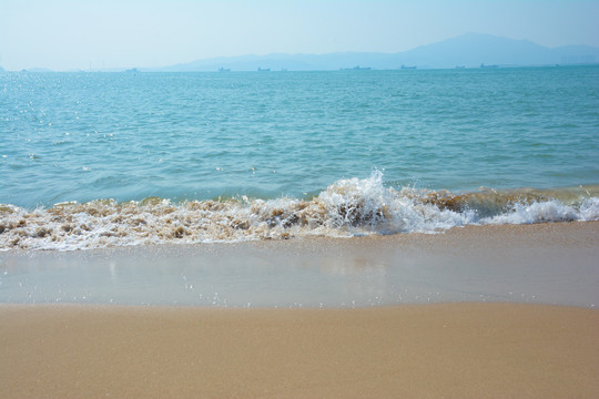 海浪涌上沙滩