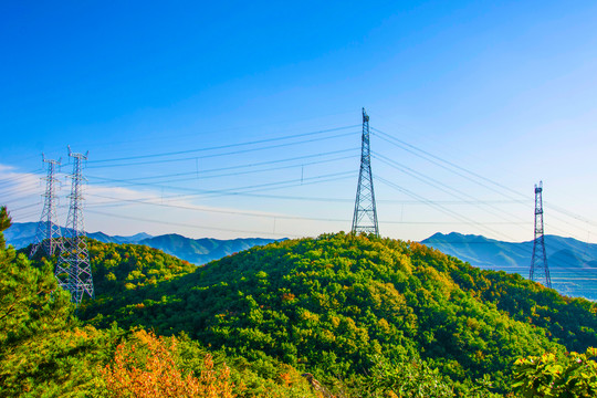 对桩石山峰与高压电线铁架网