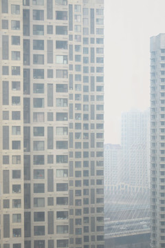 雾霾中模糊的高楼