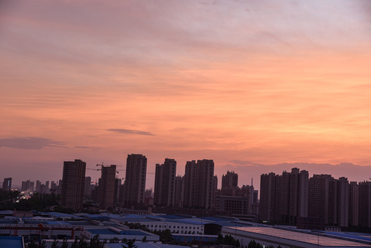 夕阳下楼房