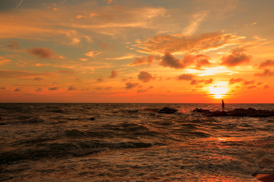 大海夕阳沙滩